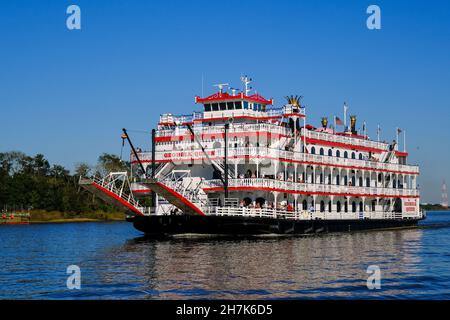 SAVANNAH, GEORGIA - 19. Oktober 2021: Savannah ist die älteste Stadt Georgiens. Von der historischen Architektur und Parks bis zu Flussbootfahrten, Savannah Stockfoto