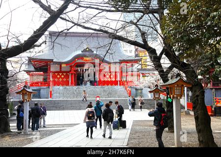 Der Hanazono-Schrein mit leuchtend farbigen Gebäuden und Torientoren in Shinjuku, Tokio, Japan. Es ist eines der wichtigsten Inari-Schreine in Japan. Stockfoto