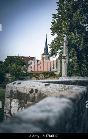 Brücke über die Rodach mit Blick auf die mittelalterliche Stadt Sesslach im oberfränkischen Coburg Stockfoto