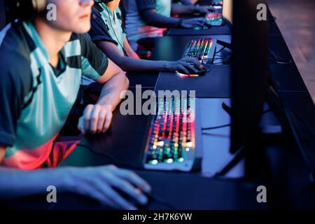 Junge Gamer spielen Online-Videospiel im Computerclub Stockfoto