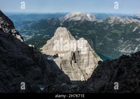 Blick von der Watzmann Ostwand auf den Kleinen Watzmann und den Hohen Göll dahinter, Berchtesgadener Alpen, Bayern, Deutschland Stockfoto
