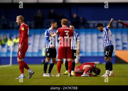 Sheffield, Großbritannien. 23rd. November 2021. Spieler von Sheffield Wednesday und Milton Keynes Dons treffen sich auf dem Spielfeld in Sheffield, Großbritannien am 11/23/2021. (Foto von Ben Early/News Images/Sipa USA) Quelle: SIPA USA/Alamy Live News Stockfoto