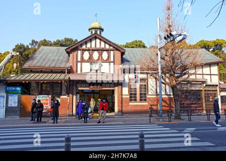 Der alte hölzerne Bahnhof Harajuku, auch bekannt als Weathercock House, der kürzlich in Jingjumae, Shibuya City, Tokio, Japan, abgerissen wurde. Stockfoto