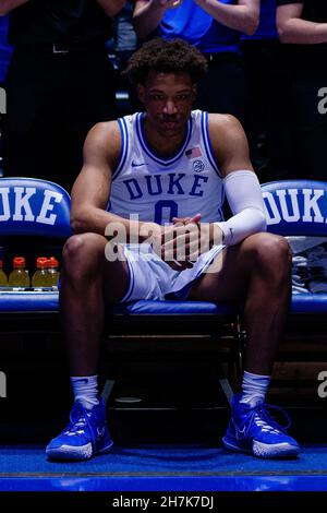 22. November 2021: Duke Blue Devils Stürmer Wendell Moore Jr. (0) wartet darauf, vor dem NCAA-Basketballmatch gegen die Citadel Bulldogs im Cameron Indoor in Durham, NC, vorgestellt zu werden. (Scott Kinser/Cal Sport Media) Stockfoto