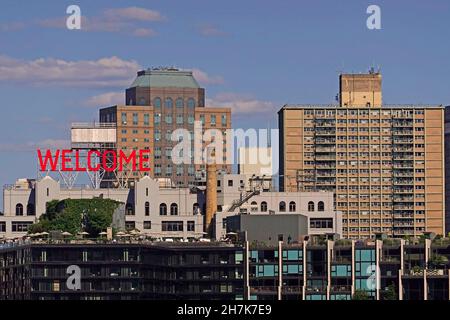 Willkommensschild über Neubau in Brooklyn Heights NYC Stockfoto