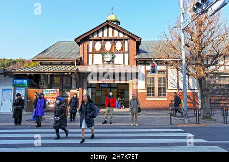 Der alte hölzerne Bahnhof Harajuku, auch bekannt als Weathercock House, der kürzlich in Jingjumae, Shibuya City, Tokio, Japan, abgerissen wurde. Stockfoto