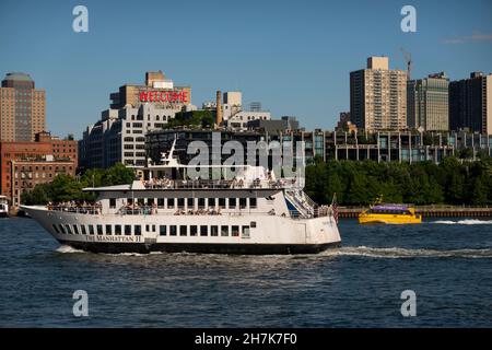 Machen Sie eine Bootstour auf dem East River mit Blick auf die Brooklyn Heights von Manhattan NYC aus Stockfoto