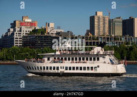 Machen Sie eine Bootstour auf dem East River mit Blick auf die Brooklyn Heights von Manhattan NYC aus Stockfoto