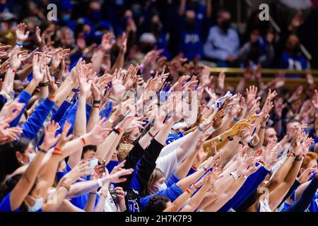 Durham, NC, USA. 22nd. November 2021. Cameron Crazies werfen ihre Hände vor einem Freiwurf während der ersten Hälfte des NCAA-Basketballmatchup in Cameron Indoor in Durham, NC. (Scott Kinser/Cal Sport Media). Kredit: csm/Alamy Live Nachrichten Stockfoto