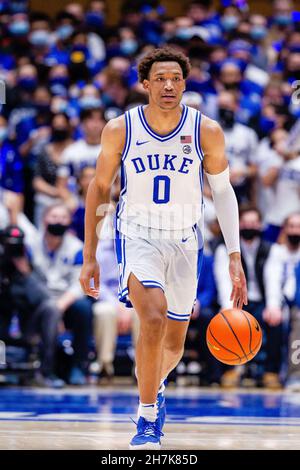 22. November 2021: Duke Blue Devils Stürmer Wendell Moore Jr. (0) bringt den Ball gegen die Citadel Bulldogs während der zweiten Hälfte des NCAA-Basketballmatchup im Cameron Indoor in Durham, NC. (Scott Kinser/Cal Sport Media) Stockfoto