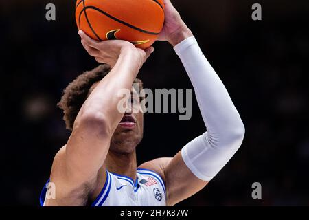 22. November 2021: Duke Blue Devils Stürmer Wendell Moore Jr. (0) schießt einen Freiwurf während der zweiten Halbzeit gegen die Citadel Bulldogs im NCAA Basketball-Match im Cameron Indoor in Durham, NC. (Scott Kinser/Cal Sport Media) Stockfoto