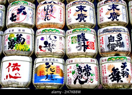 Die Meiji Jingu Shrine Sake Fässer können entlang der Straße zum Schrein gefunden werden und sind eine dekorative Darstellung, die den Göttern Ehre gibt. Stockfoto