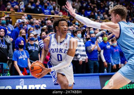 22. November 2021: Duke Blue Devils führt Wendell Moore Jr. (0) mit dem Ball gegen die Citadel Bulldogs während der zweiten Hälfte des NCAA-Basketballmatchup im Cameron Indoor in Durham, NC. (Scott Kinser/Cal Sport Media) Stockfoto