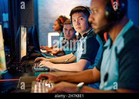 Cyber-Sportler, die an einem wichtigen Spiel im Gaming-Club teilnehmen Stockfoto