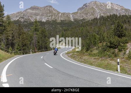 Motorrad auf kurvenreicher Landstraße in den alpen Stockfoto