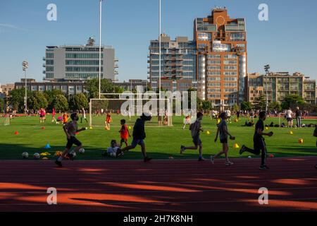 McCarren Park in den Bezirken Greenpoint und Williamsburg in Brooklyn NYC Stockfoto