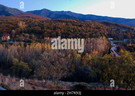 Blick Monte de Hervas via verde via de la Plata Herbstfarben ockergelb grün Sonnenuntergang Stockfoto