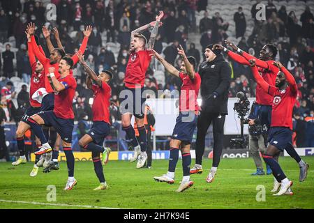 Lille, Frankreich, 23. November 2021, das Team von Lille feiert seinen Sieg während des UEFA Champions League-, Group G-Fußballspiels zwischen Lille LOSC und dem FC Salzburg am 23. November 2021 im Pierre Mauroy-Stadion in Villeneuve-d'Ascq in der Nähe von Lille, Frankreich - Foto: Matthieu Mirville/DPPI/LiveMedia Kredit: Unabhängige Fotoagentur/Alamy Live News Stockfoto