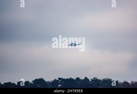 British Royal Navy AgustaWestland Merlin HM.2 AW101 Hubschrauber auf einer militärischen Übung über Wiltshire UK, grau und weißen Himmel Stockfoto