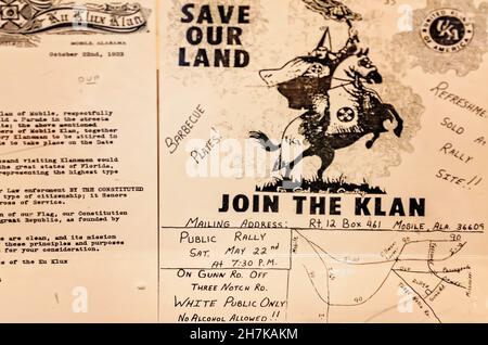 Ein Plakat für eine Ku Klux Klan-Kundgebung wird neben einem Antrag auf Genehmigung für die Klan-Parade im History Museum of Mobile in Mobile, Alabama, ausgestellt. Stockfoto