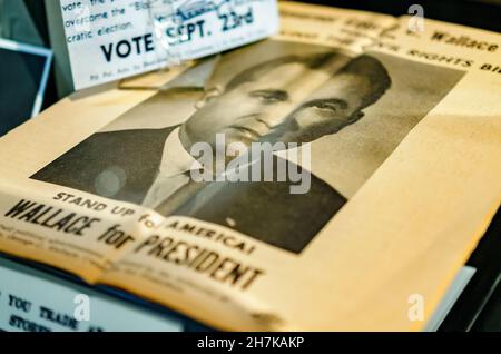 Ein Plakat zur Präsidentschaftskampagne von George C. Wallace aus dem Jahr 1968 zeigt den Slogan „Stand Up for America“ des Gouverneurs von Alabama. Stockfoto