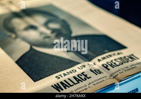 Ein Plakat zur Präsidentschaftskampagne von George C. Wallace aus dem Jahr 1968 zeigt den Slogan „Stand Up for America“ des Gouverneurs von Alabama. Stockfoto