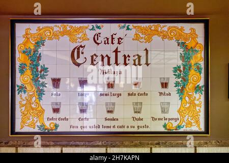 Kaffeevariationen in Cafe Central, Solo, Largo, Malaga, Costa del Sol, Provinz Malaga, Andalusien, Spanien, Europa Stockfoto