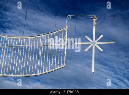 Weihnachtsbeleuchtung unter blauem Himmel im Dorf Rojales, Provinz Alicante, Spanien. Stockfoto