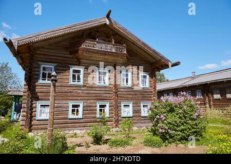 Altes Dorf aus dem XIX. Jahrhundert von Vologda im Museumsdorf Verkhnije Mandrogi am Fluss Svir, Middle SWIR, Lenin-Wolga-Baltic Canal, Leni Stockfoto