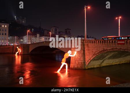 4. Dezember 2019, Lyon, Frankreich, Lichterfest. Die Kolossi auf der Bonaparte-Brücke. Stockfoto