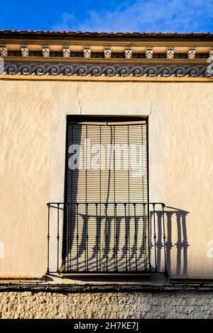 Weiße Vintage-Fassade mit Balkon und weißen Blinden im Dorf Rojales, Alicante, Spanien. Stockfoto