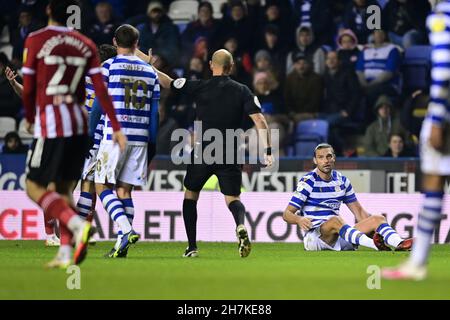 Reading, Großbritannien. 23rd. November 2021. Andy Carroll #9 von Reading in Reading, Vereinigtes Königreich am 11/23/2021. (Foto von Ashley Crowden/News Images/Sipa USA) Quelle: SIPA USA/Alamy Live News Stockfoto