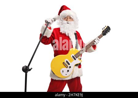 Santa claus spielt eine Elektrogitarre und singt auf einem Mikrofon isoliert auf weißem Hintergrund Stockfoto
