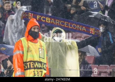 Barcelona, Spanien. 23rd. November 2021. Barcelona, Spanien, 22th 2021. November: Fans im Regen vor dem Spiel, UEFA Champions League Spiel zwischen Barcelona und Benfica im Camp nou Stadion in Barcelona, Spanien. Rafa Huerta/SPP Credit: SPP Sport Press Photo. /Alamy Live News Stockfoto