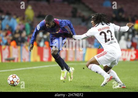 Barcelona, Spanien. 23rd. November 2021. Barcelona, Spanien, November 22th 2021: Ousmane Dembele (7 FC Barcelona) und Valentino Lazaro (22 Benfica) während des UEFA Champions League-Spiels zwischen Barcelona und Benfica im Camp nou-Stadion in Barcelona, Spanien. Rafa Huerta/SPP Credit: SPP Sport Press Photo. /Alamy Live News Stockfoto