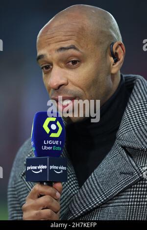 Paris, Frankreich, 20th. November 2021. Der ehemalige Arsenal, Monaco und der französische Stürmer Thierry Henry kommentieren für Amazon Prime während des Spiels in der Ligue 1 im Le Parc des Princes, Paris. Bildnachweis sollte lauten: Jonathan Moscrop / Sportimage Stockfoto