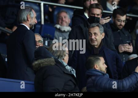 Paris, Frankreich, 20th. November 2021. Jean-Claude Blanc PSG Chief Executive Officer und Nicolas Sarkozy ehemaliger Präsident Frankreichs während des Ligue 1-Spiels im Le Parc des Princes, Paris. Bildnachweis sollte lauten: Jonathan Moscrop / Sportimage Stockfoto