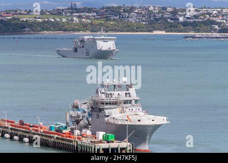 HMNZs Canterbury kehrt am Dienstag, den 22. November 2021, zum Marinestützpunkt Devonport zurück, um sich HMNZs Manawanui in Auckland anzuschließen. Foto: David Rowland / One-Image Stockfoto