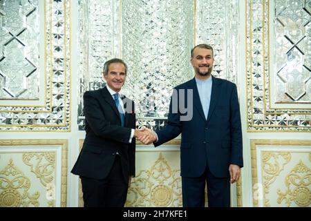 Teheran, Iran. 23rd. November 2021. Der iranische Außenminister Hossein Amir Abdollahian(R) und der Leiter der Internationalen Atomenergiebehörde, IAEA, Rafael Mariano Grossi(L), schütteln vor ihrem Treffen in Teheran (Foto: Sobhan Farajvan/Pacific Press) Quelle: Pacific Press Media Production Corp./Alamy Live News Stockfoto