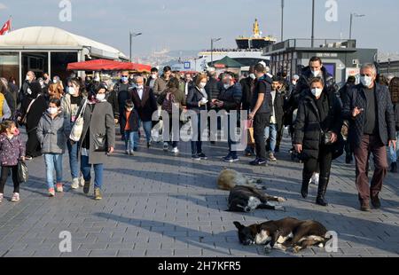 TÜRKEI, Istanbul, Eminönü Fährstation, Corona Pandemie, Menschen mit Gesichtsmasken / TÜRKEI, Istanbul, Stadtteil Eminönü Fähranleger, Corona Pandemie, Passanten mit Masken Stockfoto