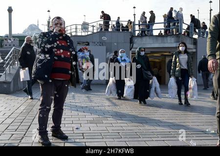 TÜRKEI, Istanbul, Eminönü Fährstation, Corona Pandemie, Menschen mit Gesichtsmasken, Seifenblasenverkäufer / TÜRKEI, Istanbul, Stadtteil Eminönü Fähranleger, Corona Pandemie, Passanten mit Masken Stockfoto