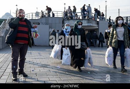 TÜRKEI, Istanbul, Eminönü Fährstation, Corona Pandemie, Menschen mit Gesichtsmasken, Seifenblasenverkäufer / TÜRKEI, Istanbul, Stadtteil Eminönü Fähranleger, Corona Pandemie, Passanten mit Masken Stockfoto