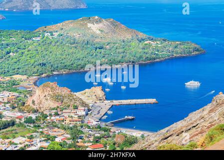 Blick von Vulcanello und Levante Hafen, Vulcano Insel, Äolischen Inseln, Sizilien, Italien Stockfoto