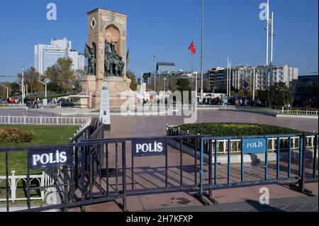 TÜRKEI, Istanbul, Beyoglu, Taksim-Platz, Atatürk-Denkmal mit Polizeizaun / TÜRKEI, Istanbul, Stadtteil Beyoglu, Taksim-Platz, Atatürk Denkmal mit Polizei Abwehr, Hintergund Gezi Park Stockfoto