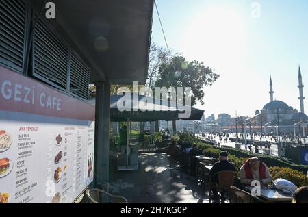 TÜRKEI, Istanbul, Beyoglu, Taksim-Platz, neue Moschee, Blick vom Gezi Park / TÜRKEI, Istanbul, Stadtteil Beyoglu, Taksim Platz, neue Moschee, Blick vom Gezi Park Stockfoto