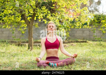 Frau macht Meditation in der Natur Stockfoto