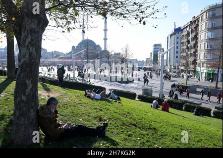 TÜRKEI, Istanbul, Beyoglu, Taksim-Platz, neue Moschee, Blick vom Gezi Park / TÜRKEI, Istanbul, Stadtteil Beyoglu, Taksim Platz, neue Moschee, Blick vom Gezi Park Stockfoto