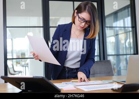 Porträt einer schönen und klugen jungen Unternehmerin Geschäftsfrau, die in einem modernen Arbeitsplatz arbeitet. Stockfoto