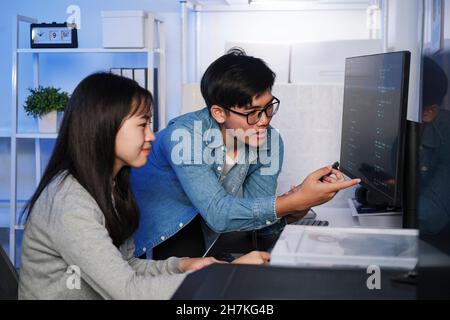 Programmierer und Entwickler arbeiten in einer Software-Entwicklung und Codierungstechnologien in der Nacht. Stockfoto