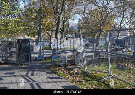 TÜRKEI, Istanbul, Beyoglu, Taksim-Platz, Gezi-Park mit Polizeizaun / TÜRKEI, Istanbul, Stadtteil Beyoglu, Taksim-Platz, Gezi-Park mit Polizeiabsperrung Stockfoto